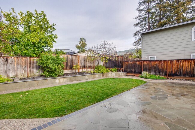 Building Photo - Warm and Inviting 3 bedroom, 2 Bath Home