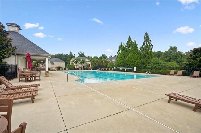 Building Photo - 5180 Mirror Lake Dr