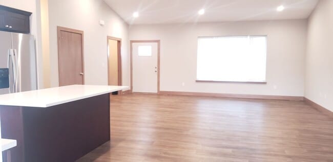 Building Photo - 1404 E 6th St