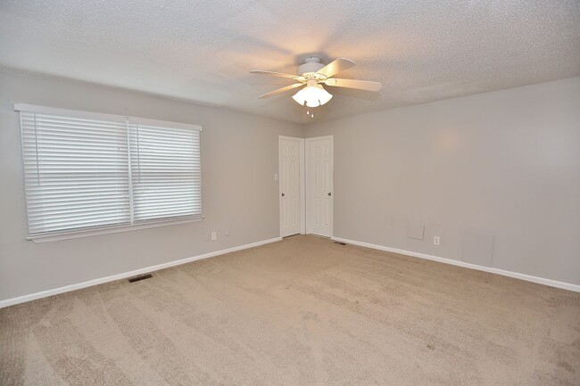 Building Photo - MUST SEE! Charming 3-Bedroom Townhome in Thoroughgood! 1-Car Attached Garage!