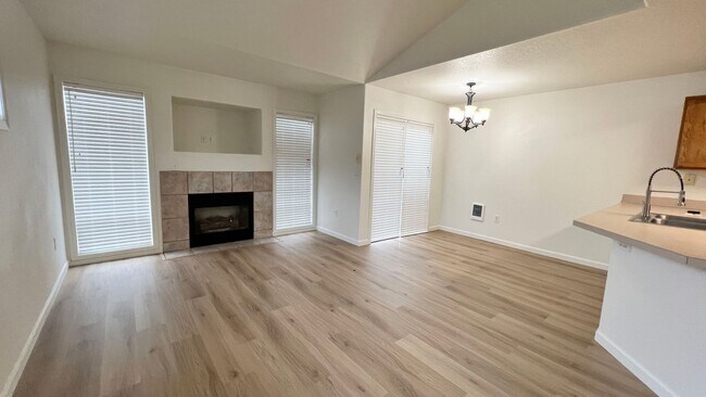 Building Photo - 1536 S Main Ave