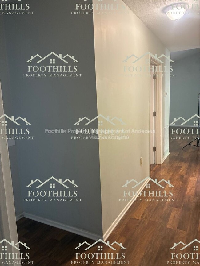 Building Photo - 303 Green Forest Dr