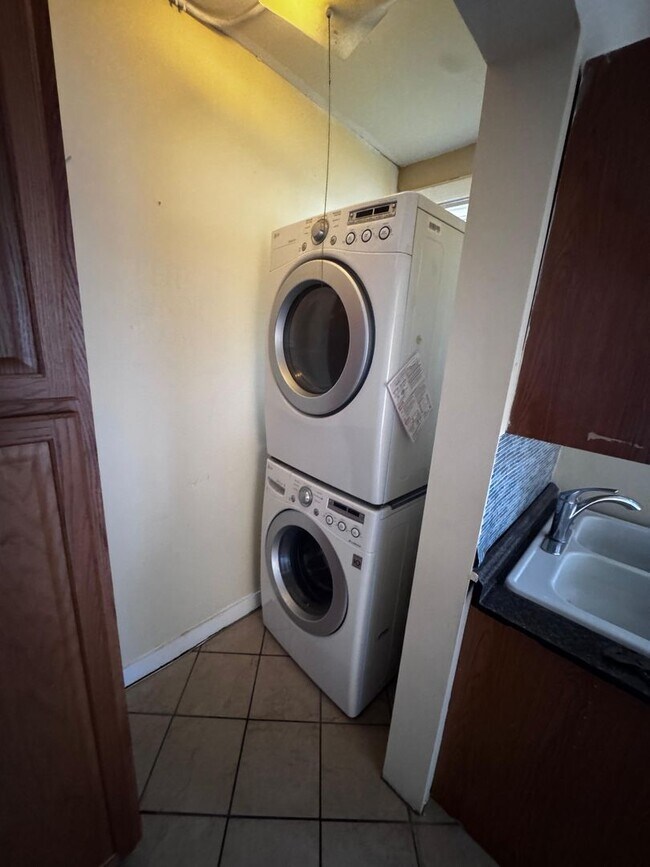 Building Photo - 2700 N Laramie Ave