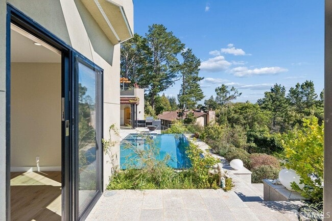 Building Photo - 1435 Lakeview Dr