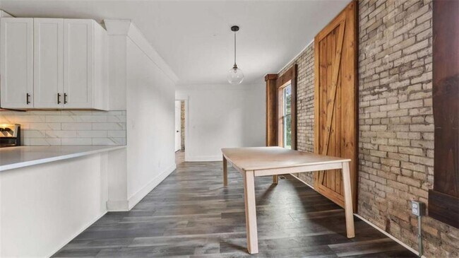 Building Photo - 610 Madola Rd