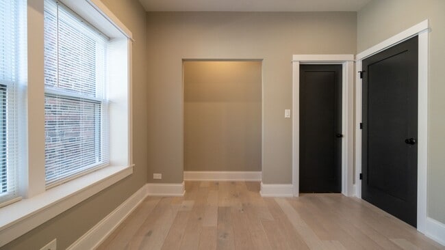 Building Photo - Stunning 3-Bedroom, 2-Bath Gem with In-Unit Washer/Dryer! Discover Uptown Living.