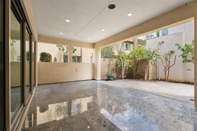 Building Photo - 123 Interval