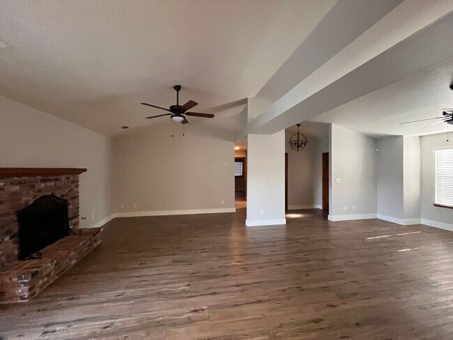 Building Photo - 540 N Peppertree St