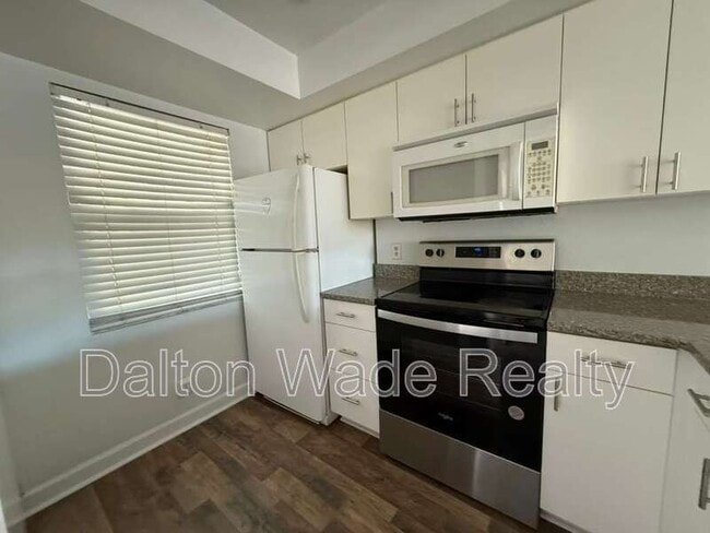 Building Photo - 2045 Sunset Grove Ln