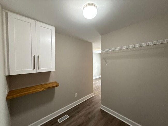 Building Photo - Condo in Wesley Heights!