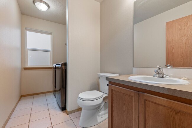 Building Photo - Beautiful 4bed/2.5bath - 1/2 OFF First months rent!