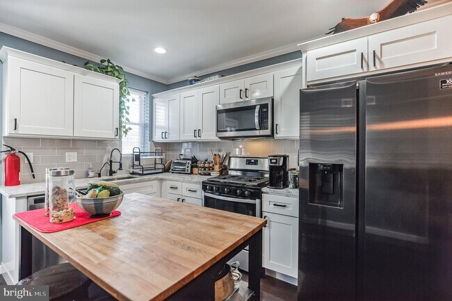 Building Photo - 5454 W Berks St