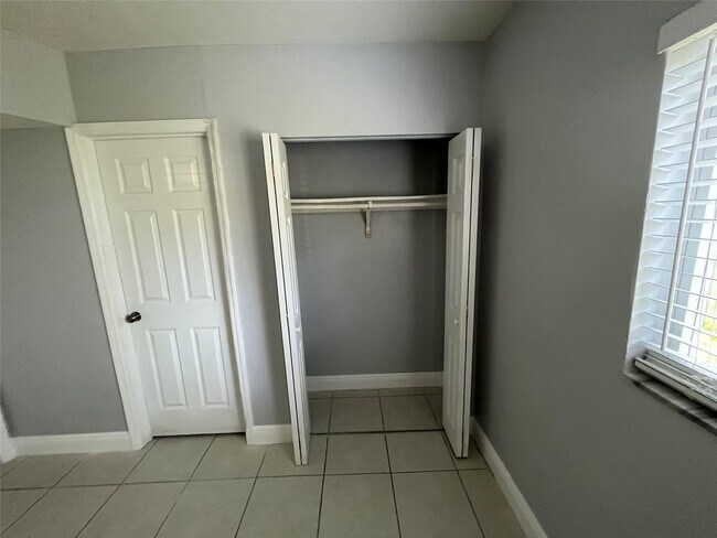 Building Photo - 1311 NE 18th St