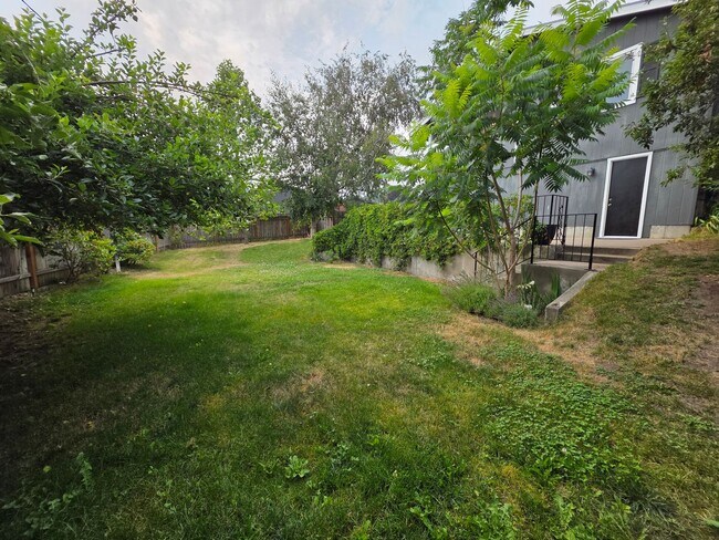 Building Photo - Beautiful Home in 5 Mile