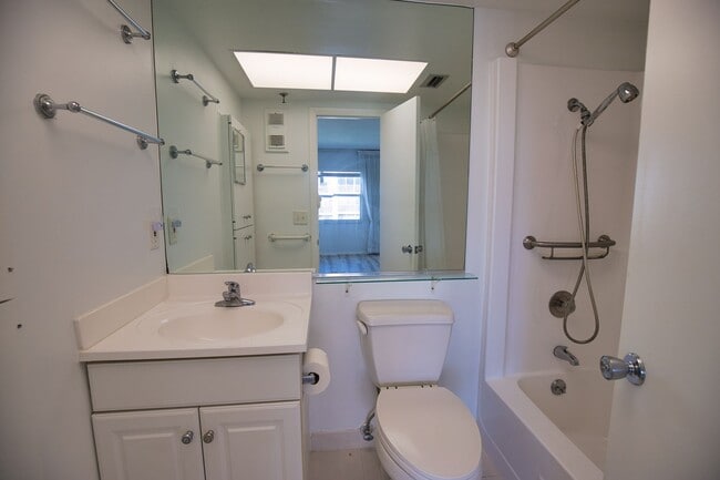 Building Photo - Annual Unfurnished Venice Island Condo – Costa Brava