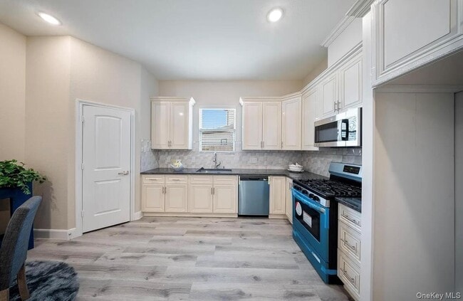 Building Photo - 1113 5th Ave