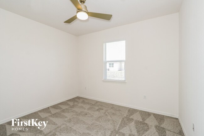 Building Photo - 418 Reina Wy