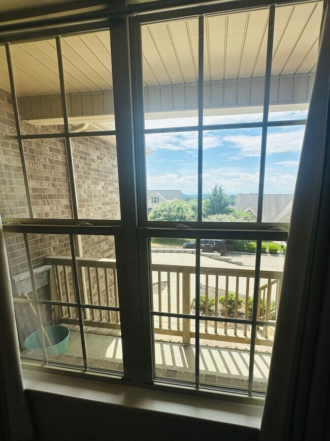 Building Photo - Incredible views 4 bed / 2.5 bath, master on main