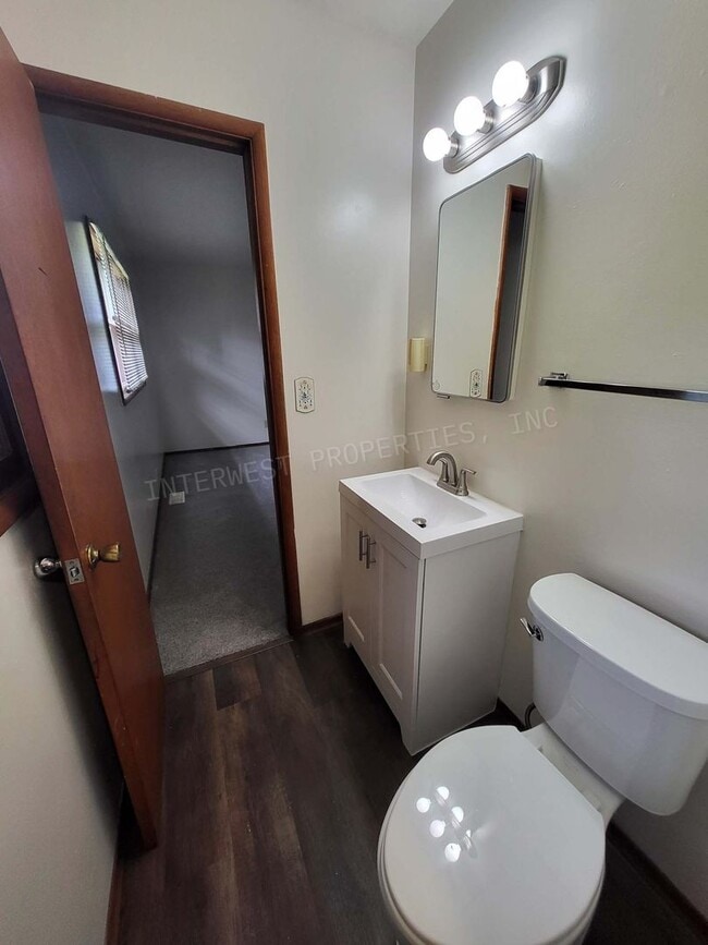 Building Photo - 3 Bd 1.5 ba Ranch Style Home in NE PDX With Washer/Dryer Hook-ups, Fenced Backyard & 2 Car Garage!