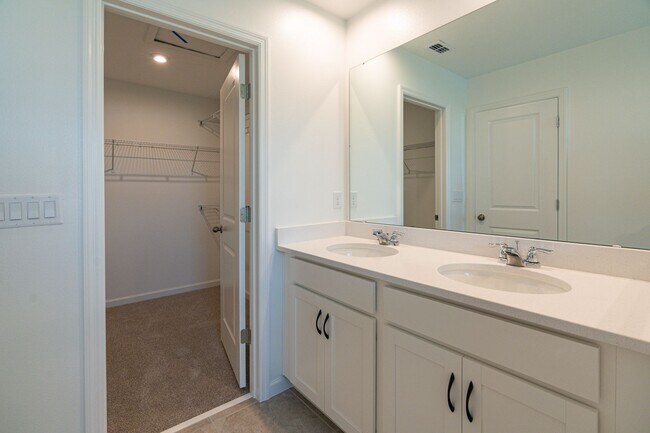 Building Photo - Almost Brand New 3 beds 2.5 baths in East ...
