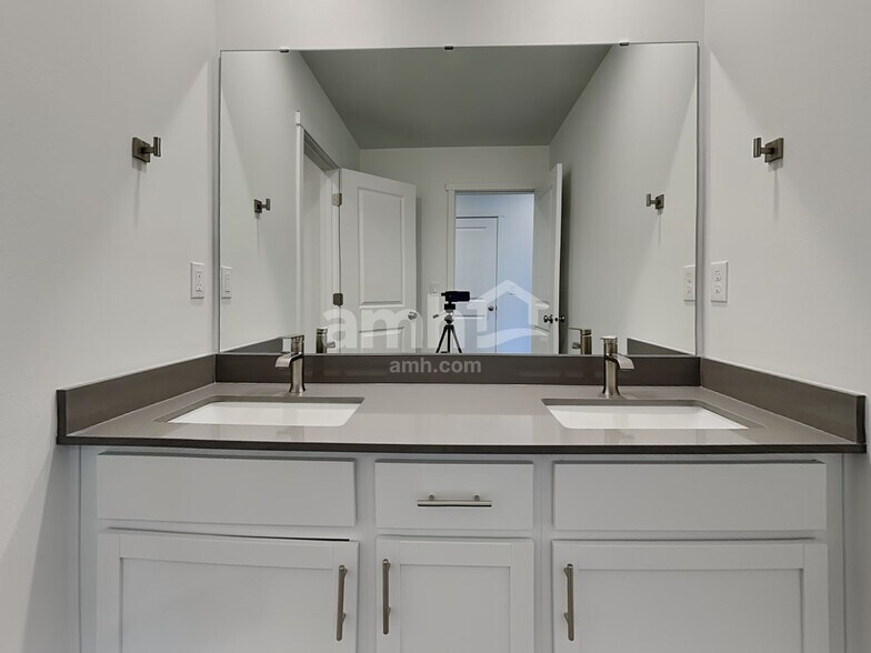 Building Photo - 7917 Selah St SW