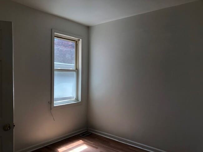 Building Photo - 3 Bedroom 1 bathroom in Baltimore City