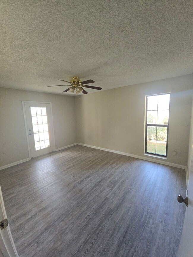 Building Photo - 3 bed 2 bath Lake House