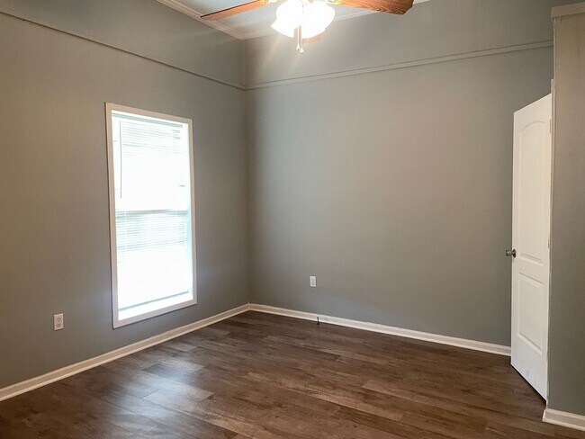 Building Photo - 601 S Cherry St