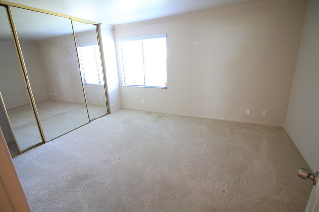 Building Photo - Spacious 1 Bd Condo in Scripps Ranch!