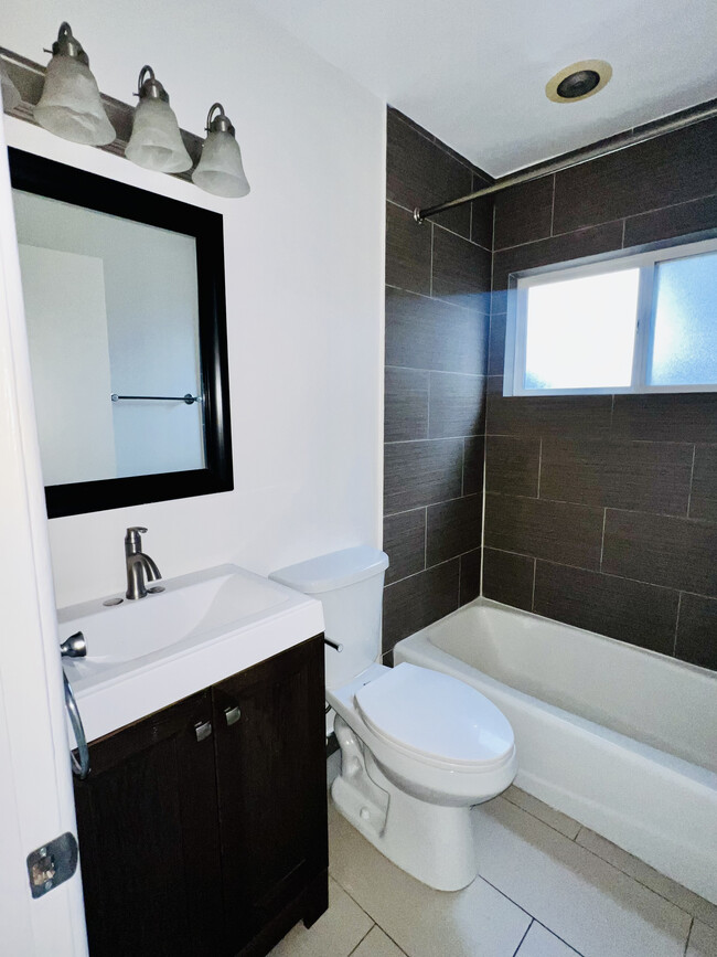 bathroom - 1000 N Orange Grove Ave