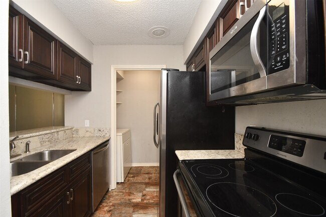 Building Photo - 700 Thicket Ln