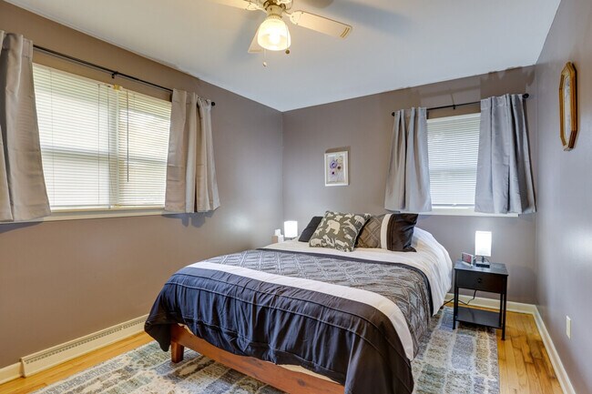 Building Photo - 2 Deo St