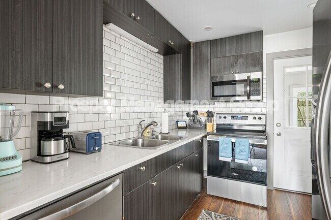 Building Photo - 201 Nassau St