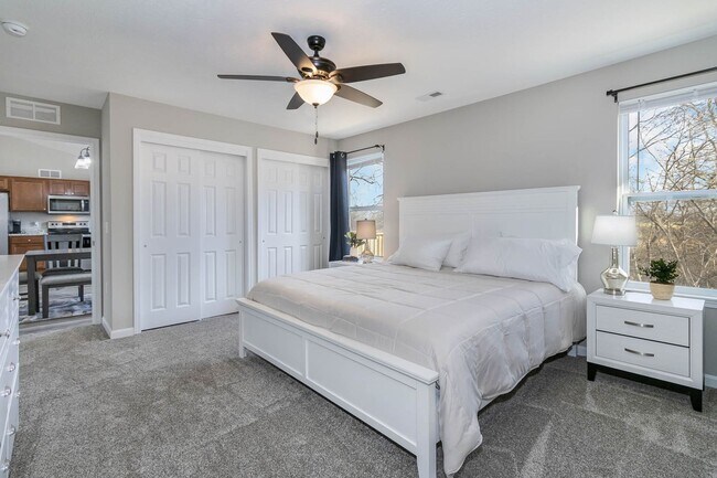 Building Photo - Fully Furnished Short-term rental Includes internet, cable, washer, dryer, etc