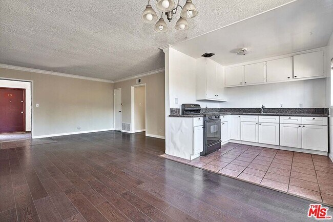 Building Photo - 443 S Wilton Pl