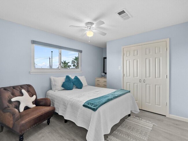 Building Photo - 7600 Seawall Blvd