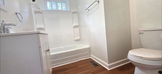 Building Photo - Renovated 2BD/1BA Duplex in Granite Falls!
