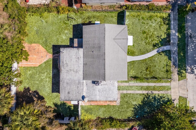 Building Photo - 933 30th Ct