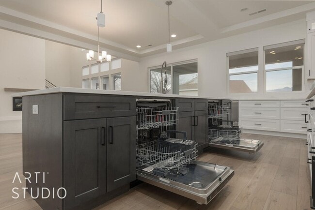 Building Photo - Washington Fields 4 bed | 3 1/2 bath | 3 c...