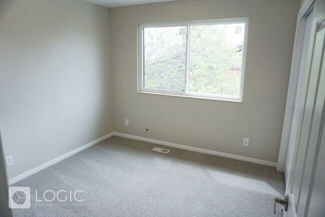 Building Photo - 1208 E Cedar View Dr