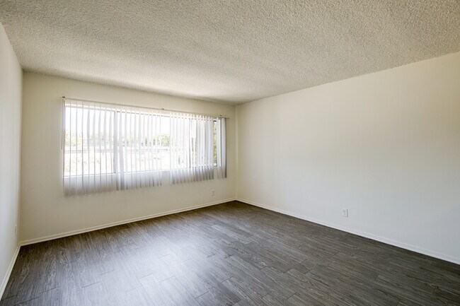 Building Photo - 17834 Burbank Blvd
