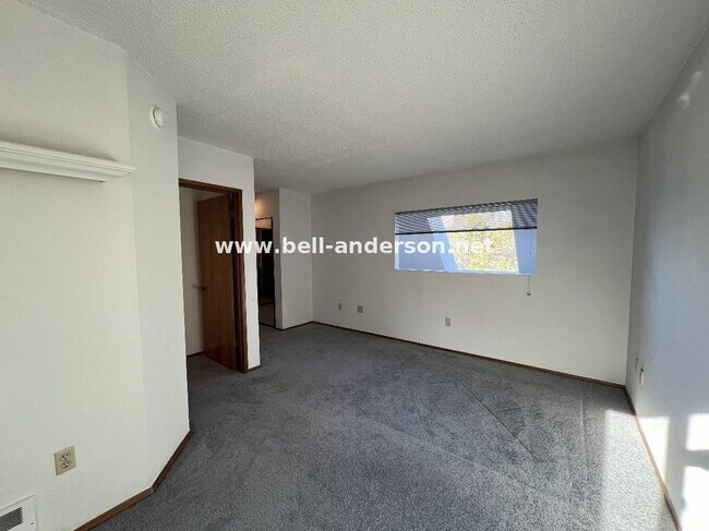 Building Photo - 2 Bedroom, 2 bath condo