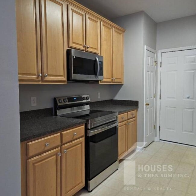 Building Photo - 203 Chardon Pl