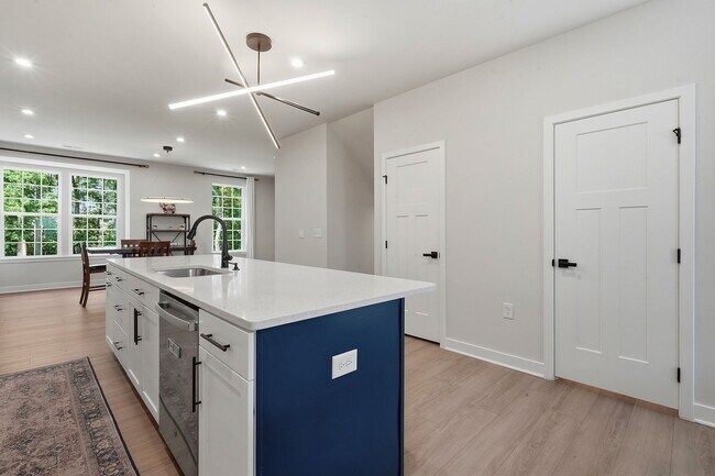 Building Photo - BEAUTIFUL TOWNHOME IN A GREAT AMENTIES!