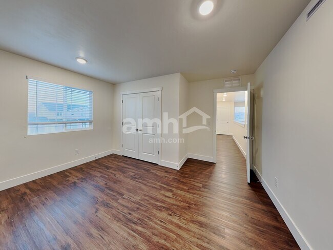 Building Photo - 749 S Rocker Ave