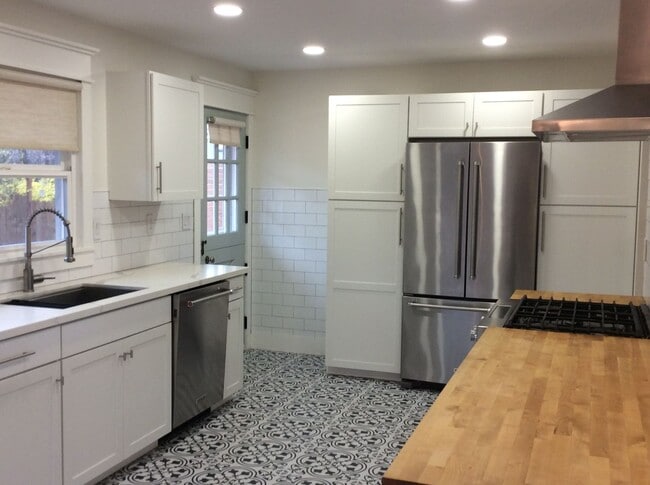 Building Photo - Browns Point Beauty! Spacious 2BDRM/1.75 BATH Home with Partial View of the Sound!