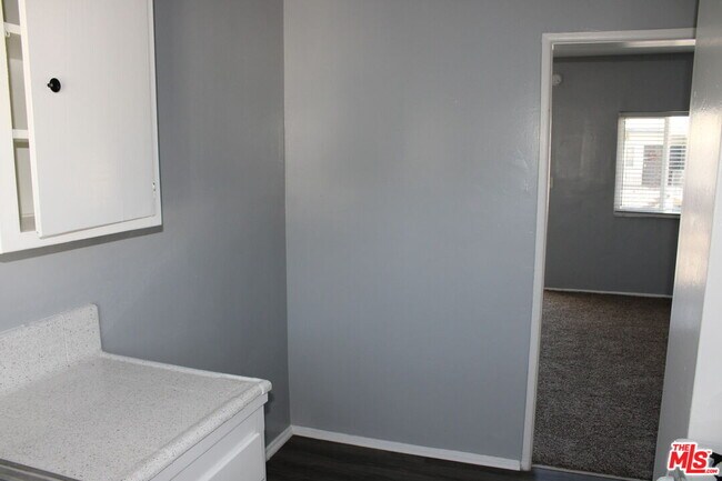 Building Photo - 115 N Oak St