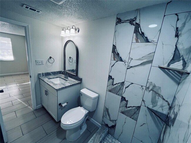 Building Photo - 5323 Satsuma Dr
