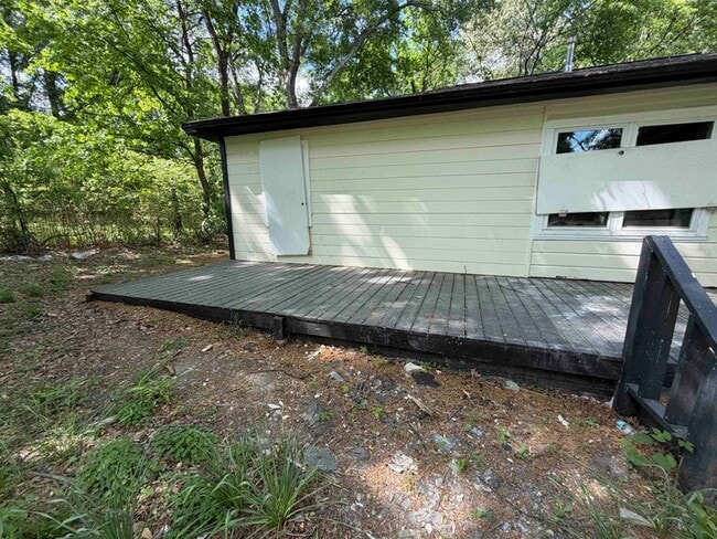 Building Photo - 8 E Brooks Rd