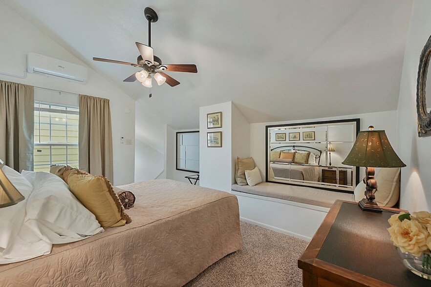 Building Photo - 941 Navidad St